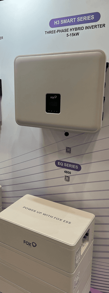 Fox ESS H3 Smart Series trefas-hybridväxelriktare 5–15 kW och EQ-batteri på mässa