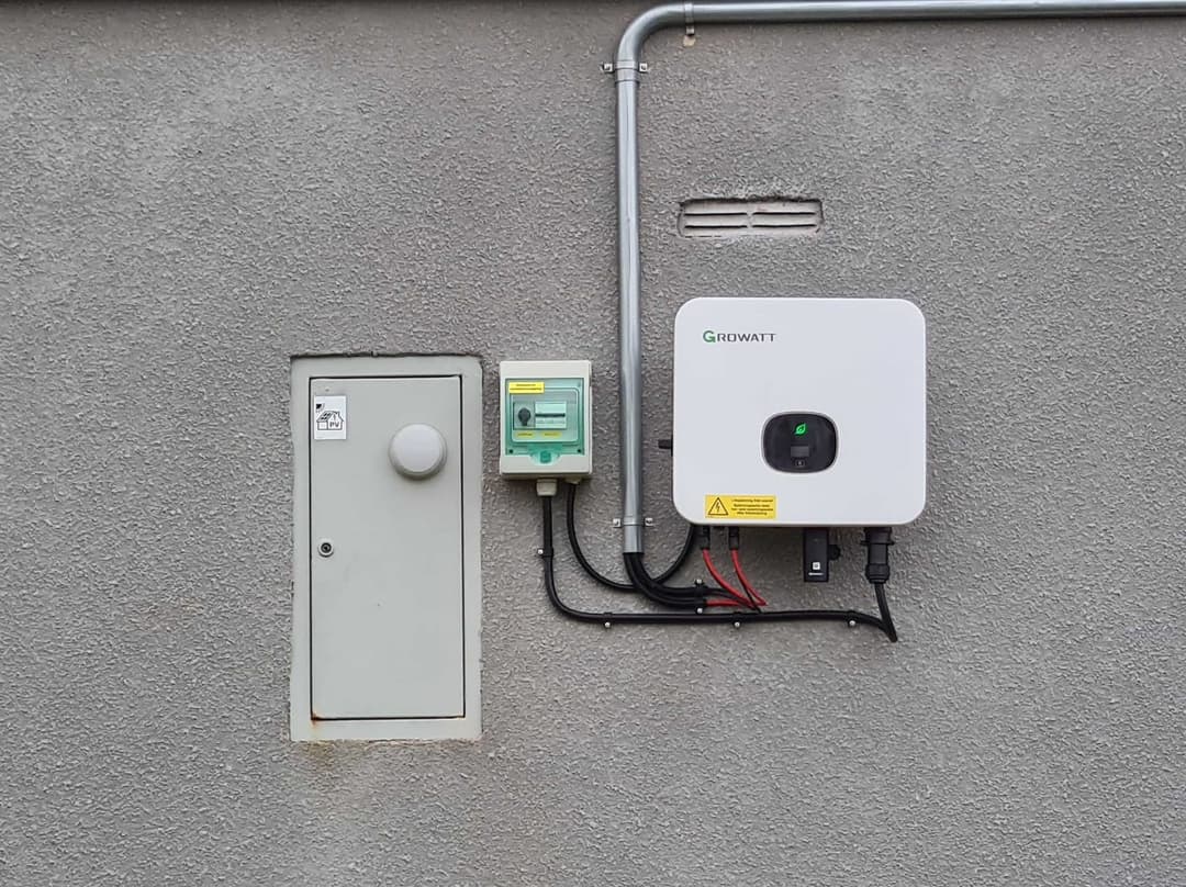 Growatt växelriktare monterad på husfasad bredvid elcentral