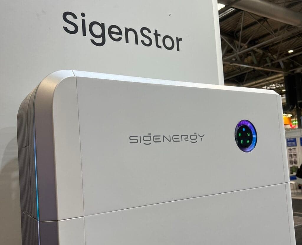 Sigenergy SigenStor energilagringssystem på mässa