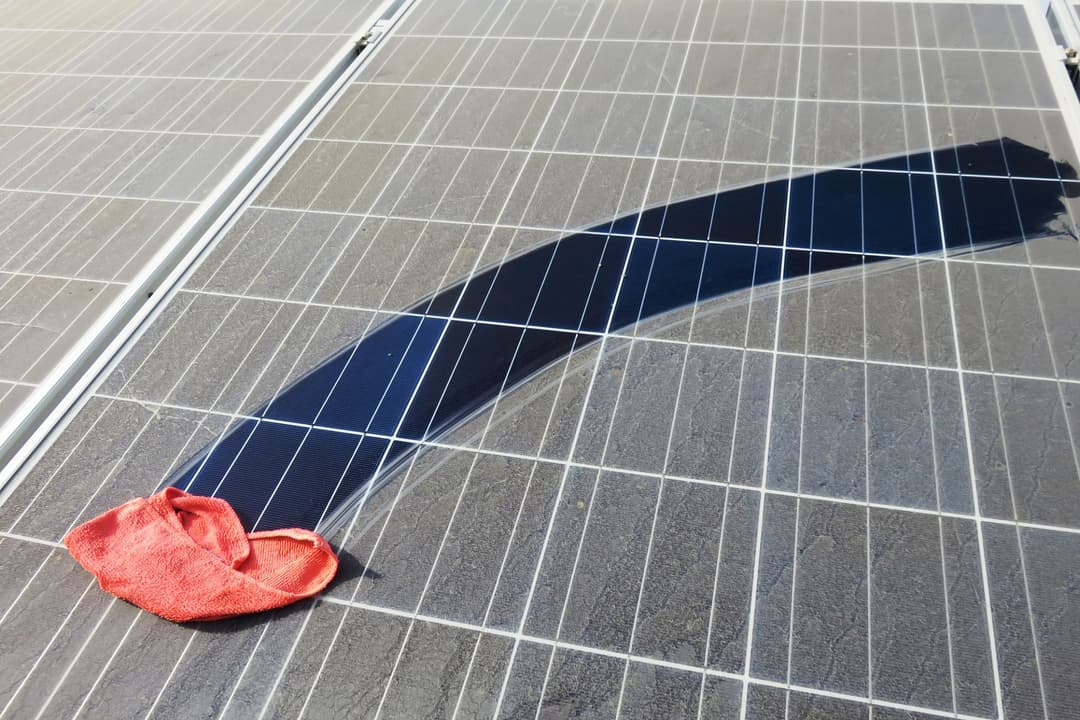 Smutsig solpanel som behöver underhåll