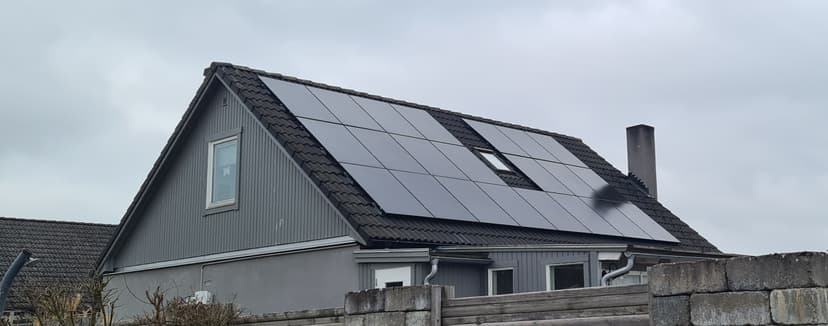 Solceller monterade på tak med fokus på utseende