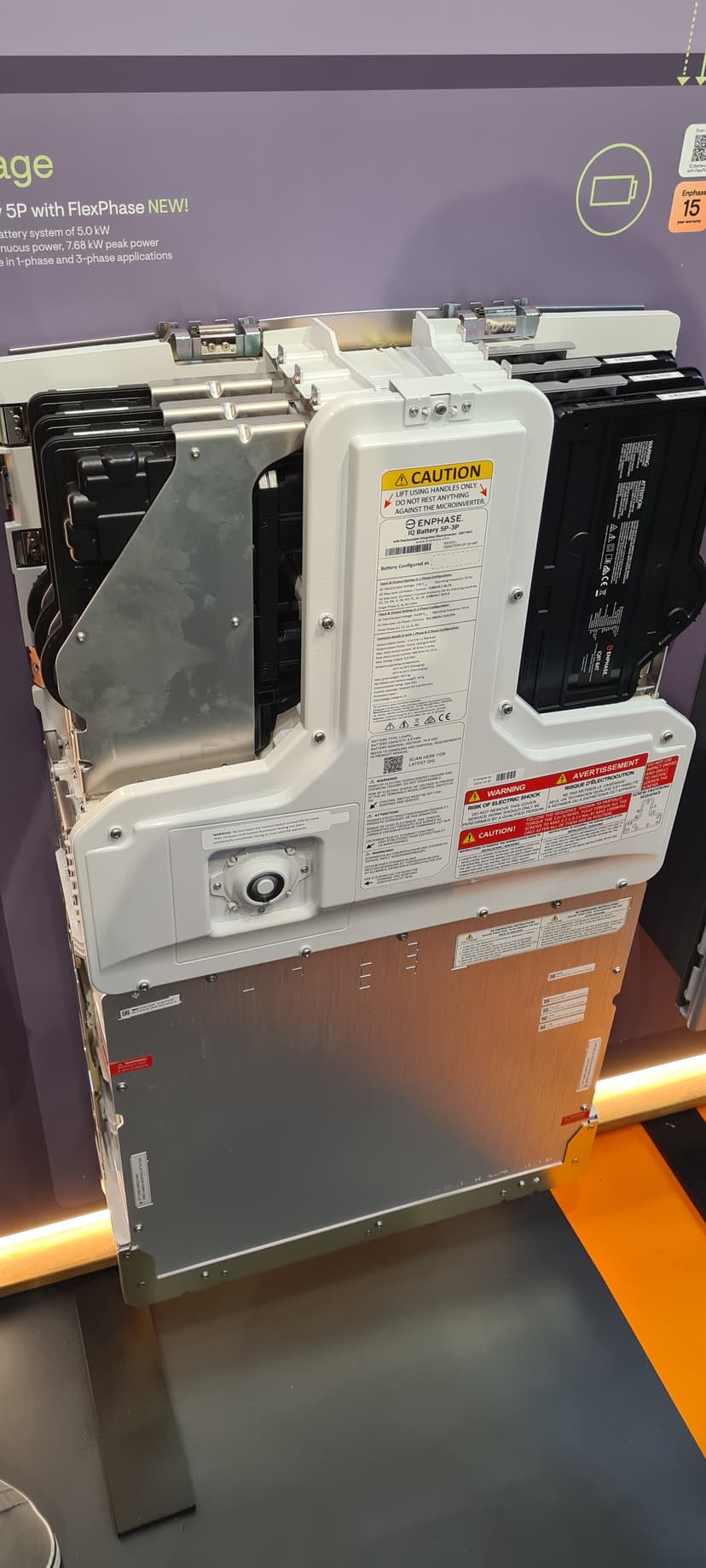 Genomskärning av Enphase IQ Battery 5P FlexPhase som visar batteriets inre konstruktion med separata batterimoduler och inbyggda mikroväxelriktarmoduler.