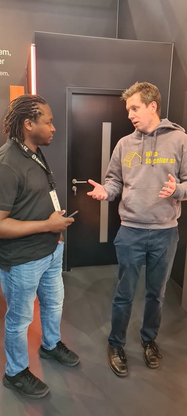 Gustav Haag i samtal med Dennis från Enphase vid en mässmonter.