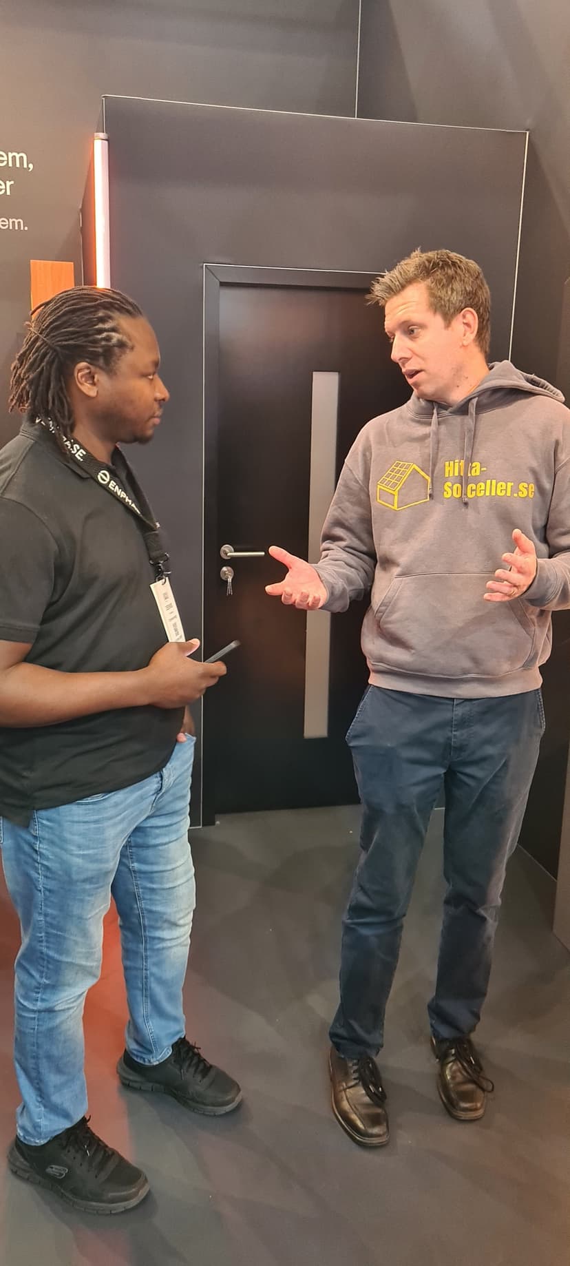 Gustav Haag i samtal med Dennis från Enphase vid en mässmonter.