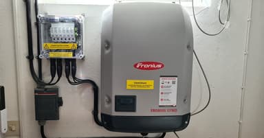 Fronius Primo växelriktare monterad på vägg bredvid elcentral