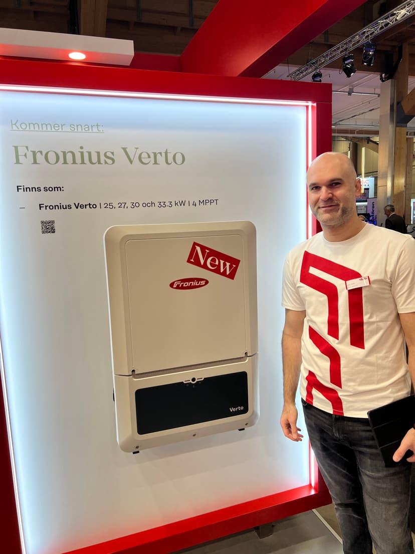 Teknisk rådgivare från Fronius Sverige vid mässmonter