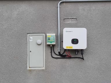 Growatt växelriktare monterad på husfasad bredvid elcentral