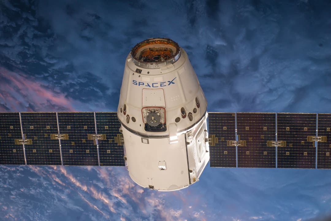 Satellit utrustad med solcellspaneler i rymden