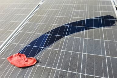 Smutsig solpanel som behöver underhåll