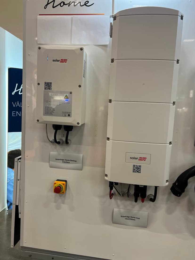 SolarEdge Home Hub växelriktare och Home Backup Interface i mässmonter