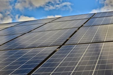 Solcellspaneler installerade på villatak