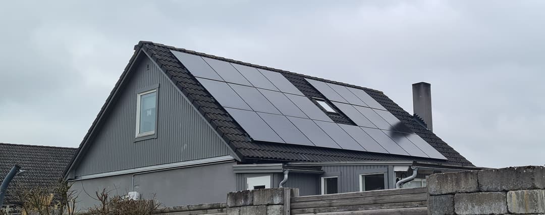 Solceller monterade på tak med fokus på utseende