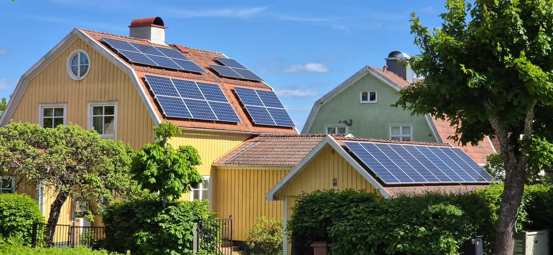 Solpaneler monterade med optimal lutning