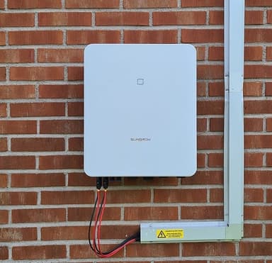 Sungrow SH10RT växelriktare monterad på tegelvägg