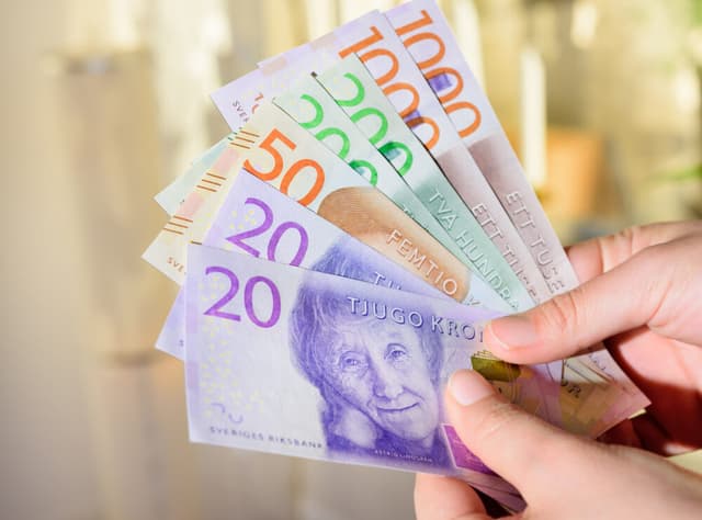 Svenska sedlar i handen