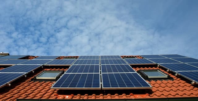 Villatak med installerade solceller