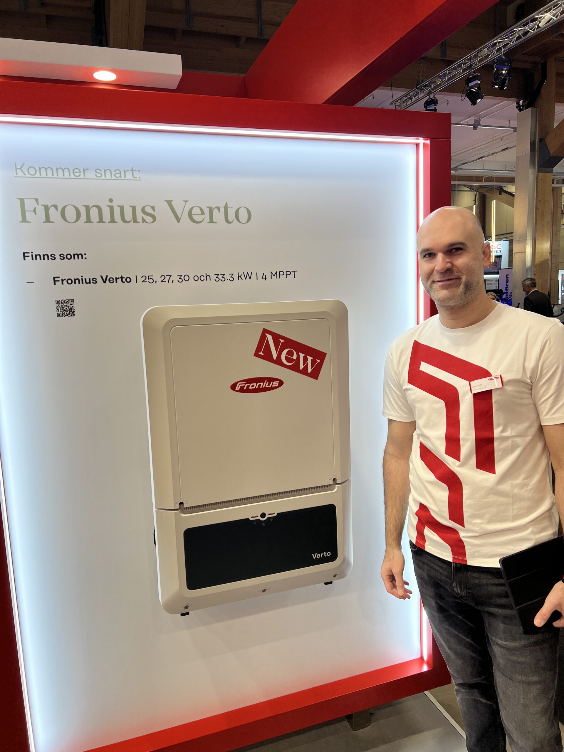 Teknisk rådgivare från Fronius Sverige vid mässmonter