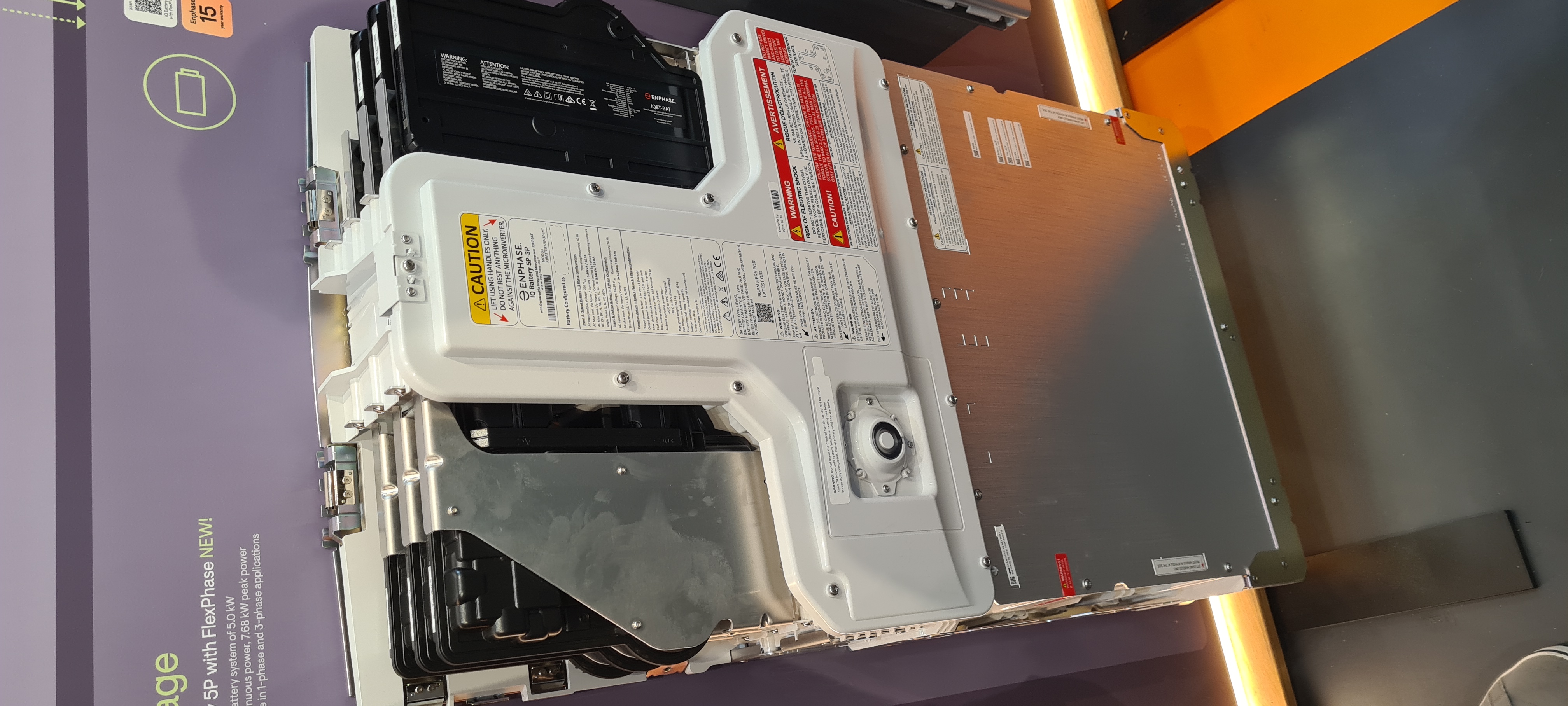 Genomskärning av Enphase IQ Battery 5P FlexPhase som visar batteriets inre konstruktion med separata batterimoduler och inbyggda mikroväxelriktarmoduler.