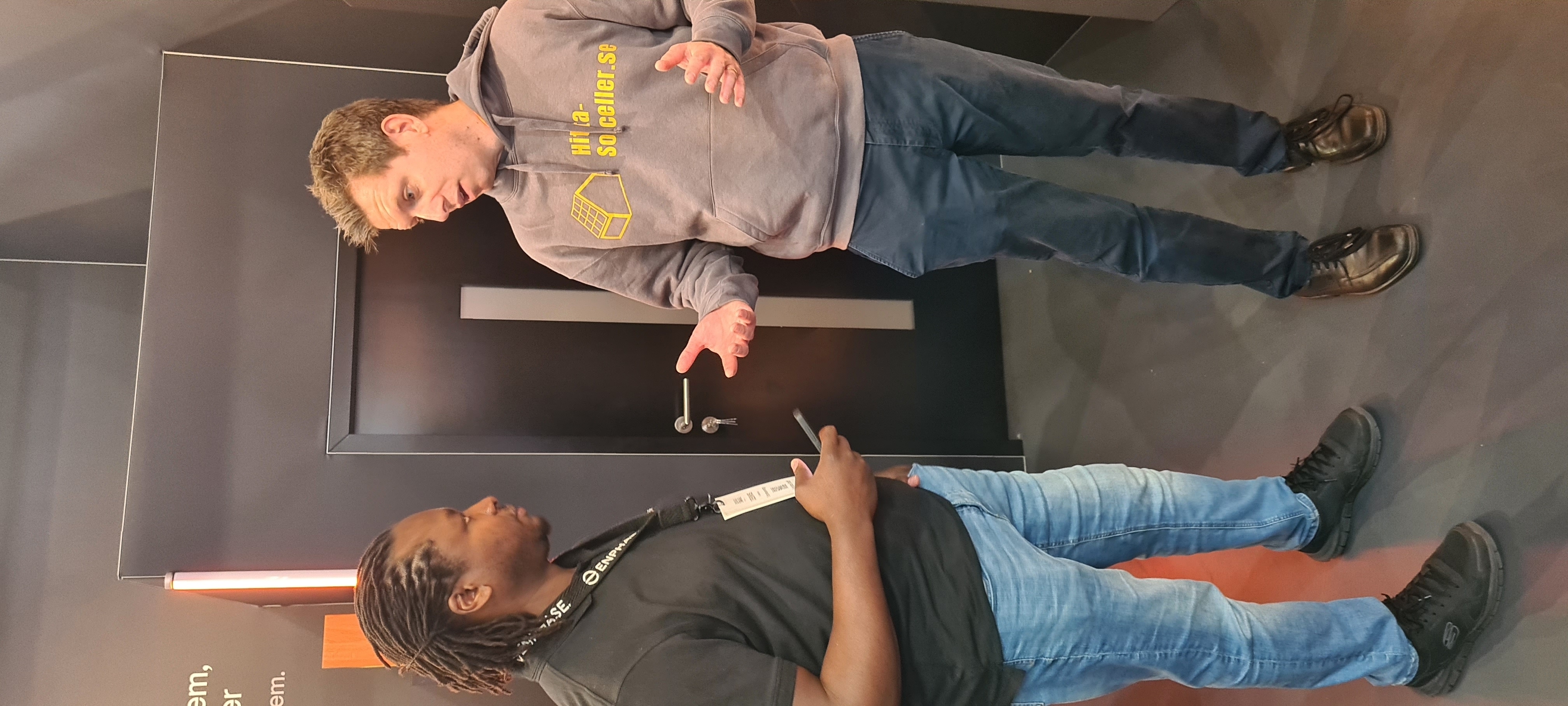 Gustav Haag i samtal med Dennis från Enphase vid en mässmonter.