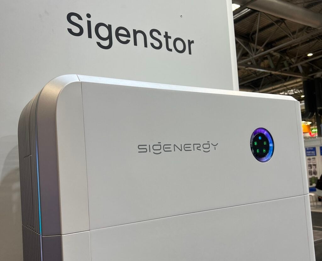 Sigenergy SigenStor energilagringssystem på mässa