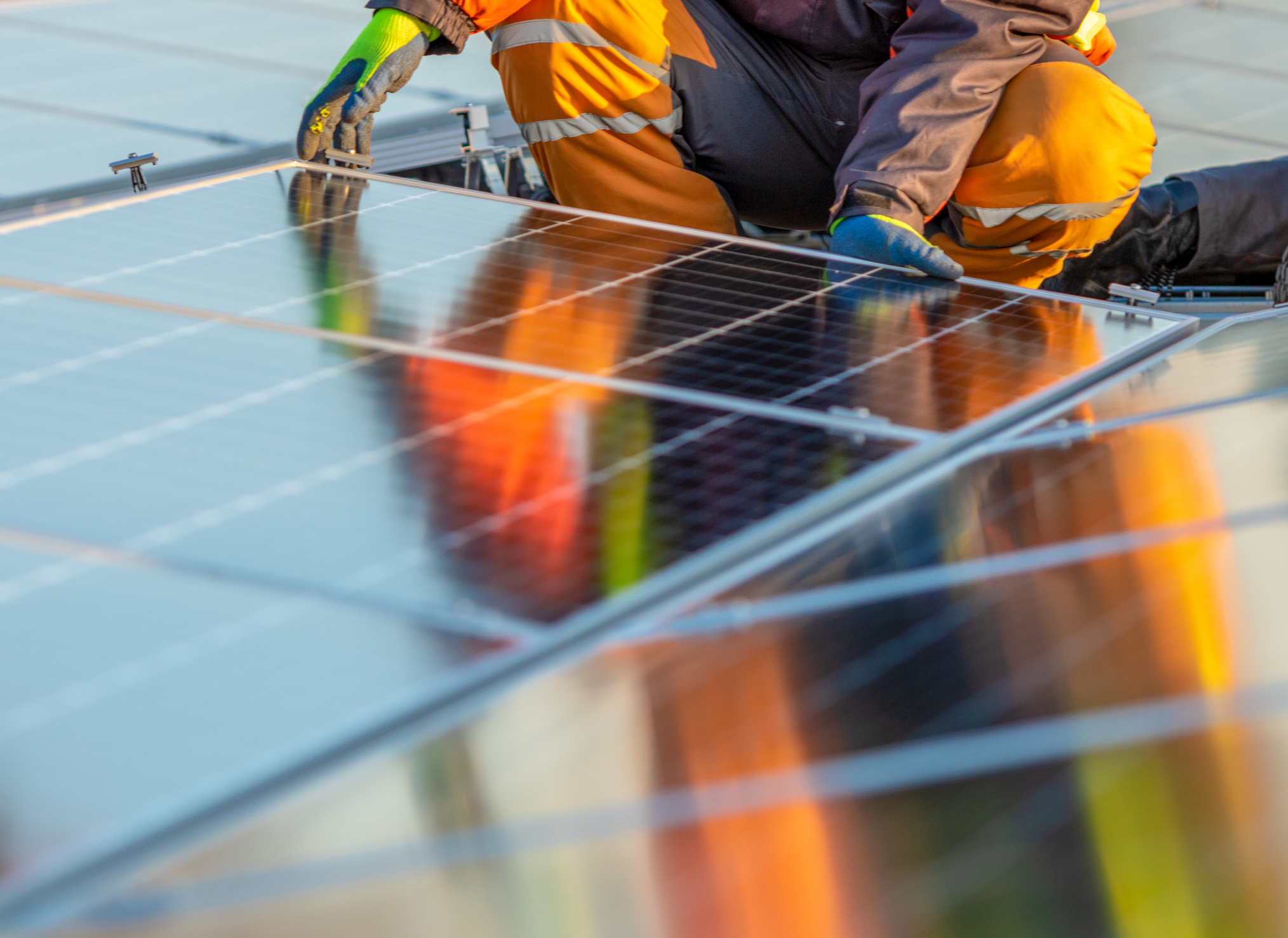 Solcellsinstallation pågår på tak