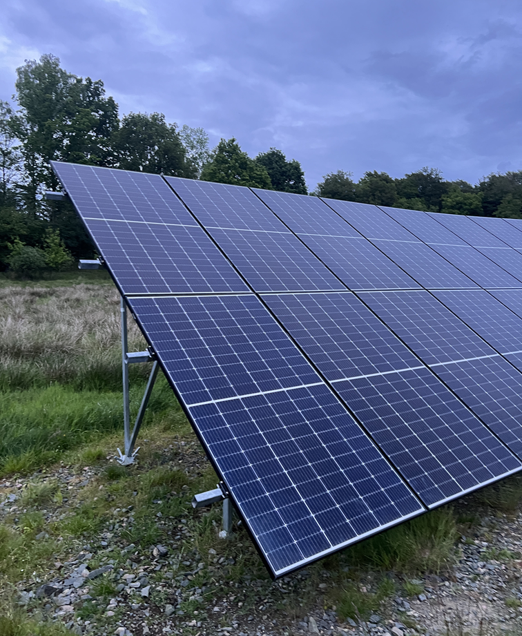 Solcellspark med solpaneler monterade på marken