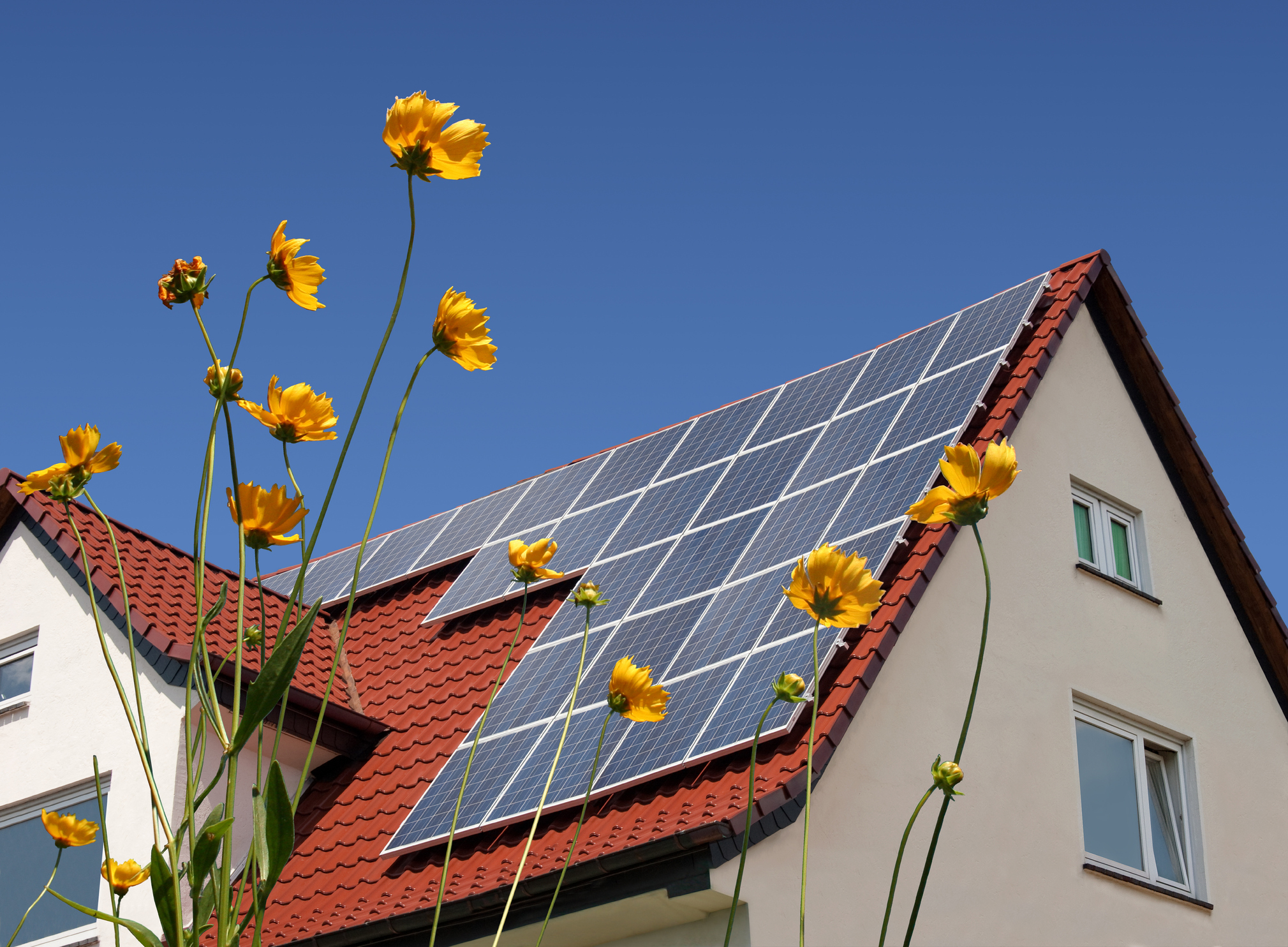 Solpaneler installerade på ett rött tegeltak