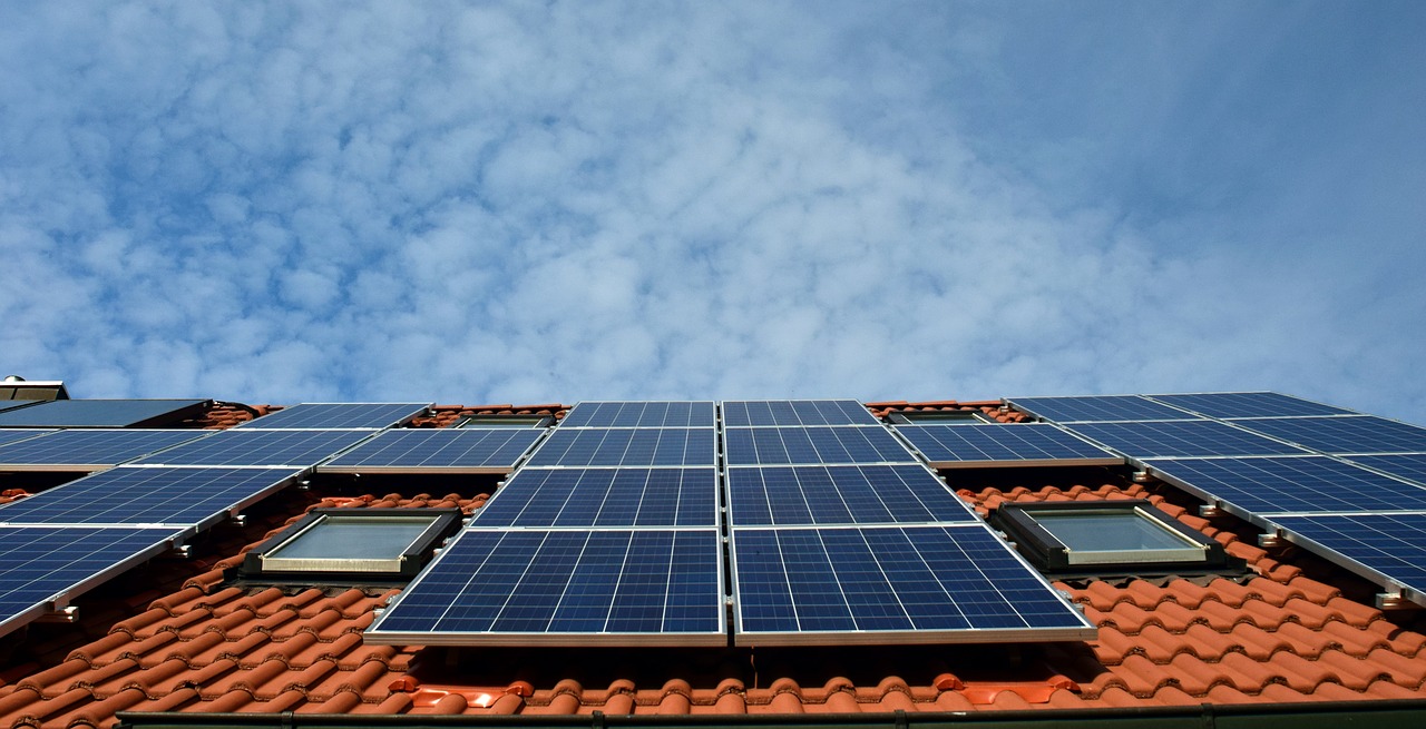 Villatak med installerade solceller